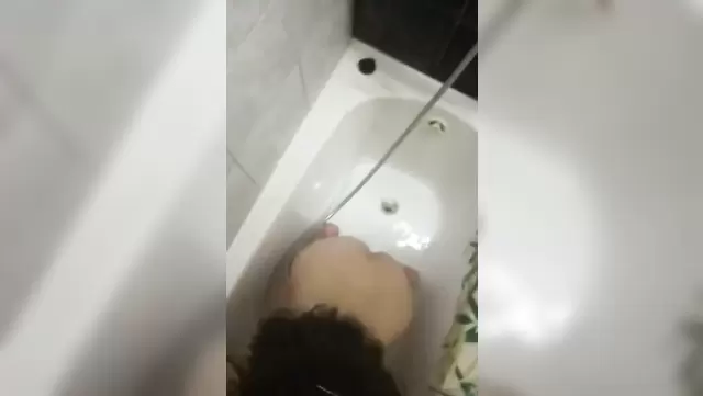 Дал в рот красивой узбечке в ванне